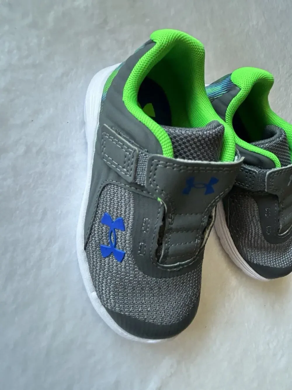 Under Armour 3025873-107 Unisex Kids Gray Green Mesh Hook & Loop Strap 7K